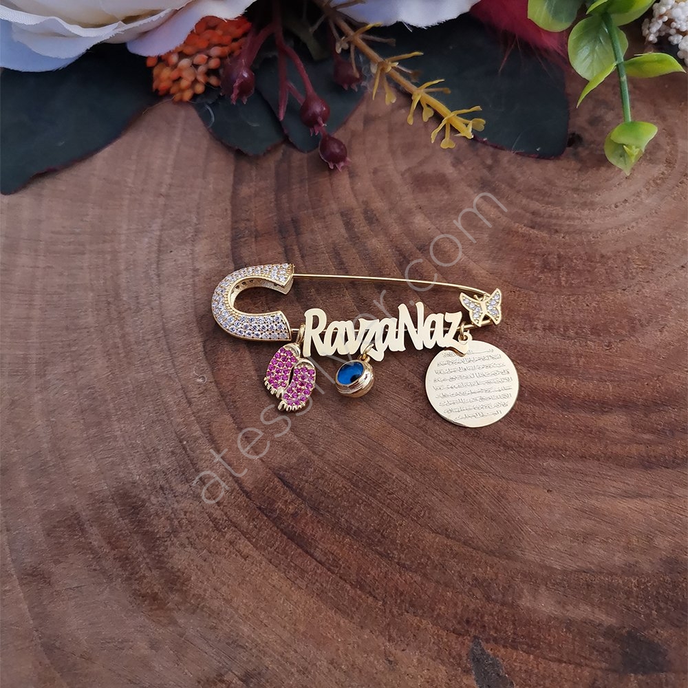 925 Ayar Gümüş İsimli Bebek Nazarlık Yaka İğnesi Fiyatı