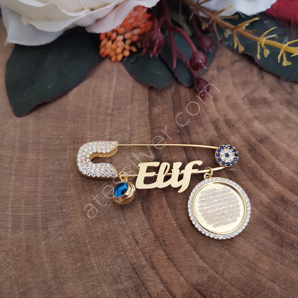 925 Ayar Gümüş İsimli Taşlı Dualı Bebek Yaka İğnesi Fiyatı 925 Ayar Gümüş İsimli Taşlı Dualı Bebek Yaka İğnesi Fiyatı